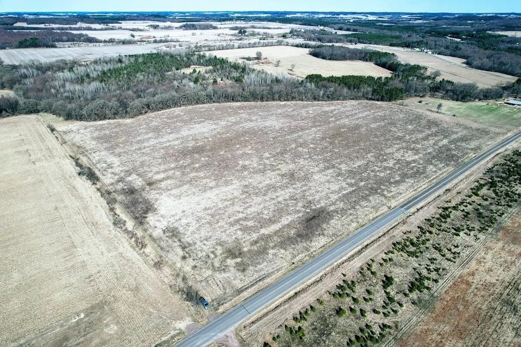 N48025 County Hwy B, Sumner Twp