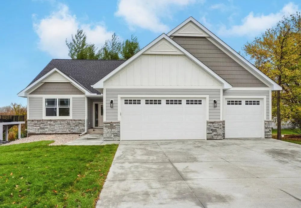 15587 Hampshire Avenue S, Savage