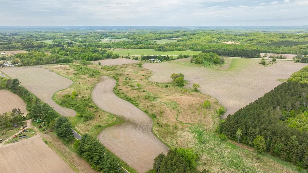 Hemlock Road, Mondovi