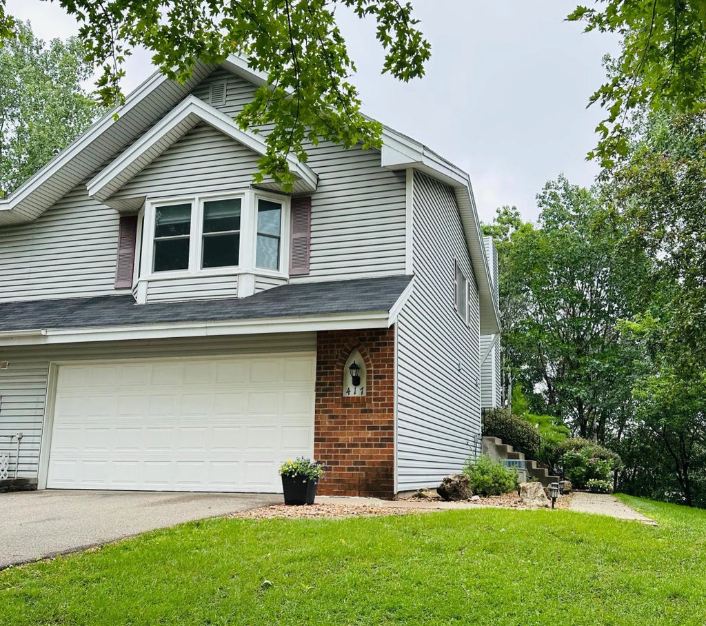 417 Wood Way, Burnsville