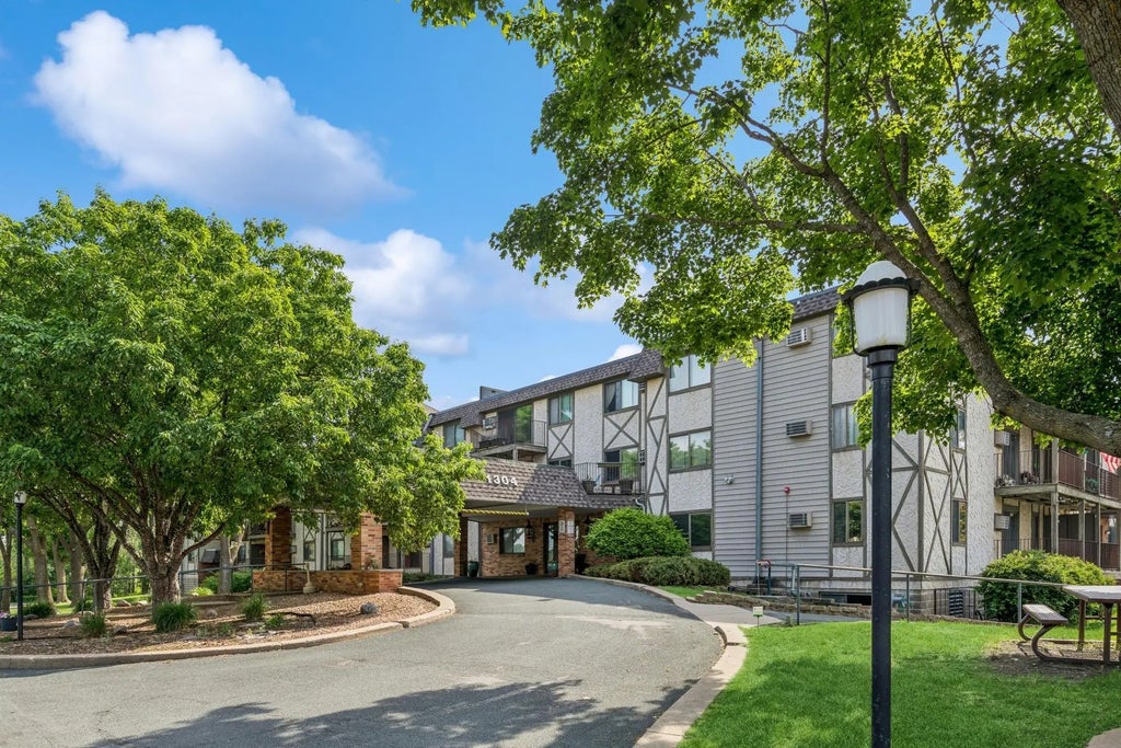 1304 W Medicine Lake Drive 112, Plymouth