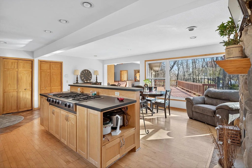 840 N Shore Drive W, Orono