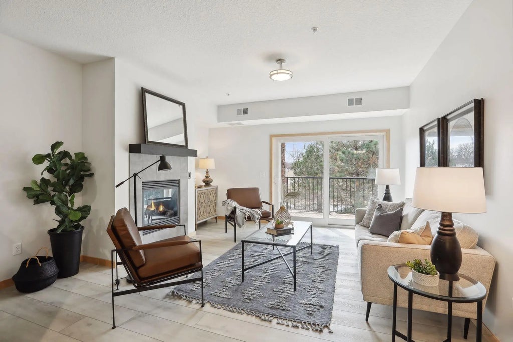 10806 S Shore Drive 103, Plymouth