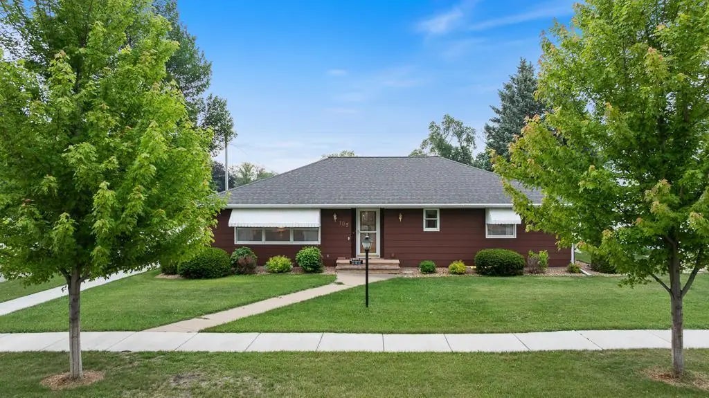 109 Pine Avenue N, Canby