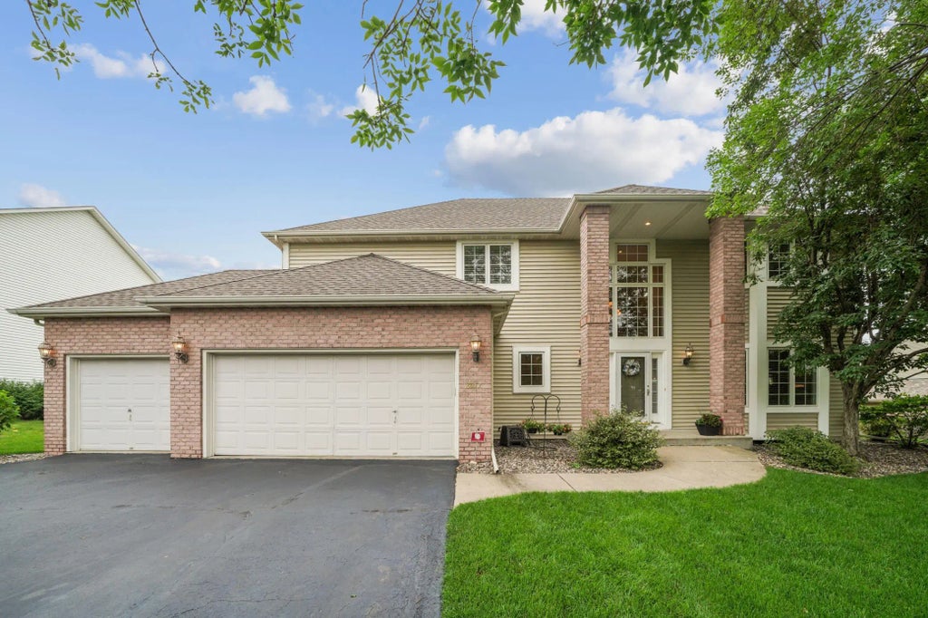 8017 Lismore Circle, Eden Prairie