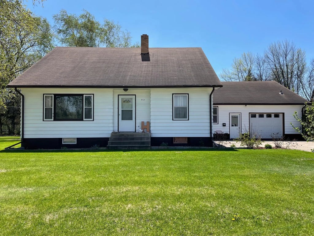 912 3rd Street Ne, Roseau