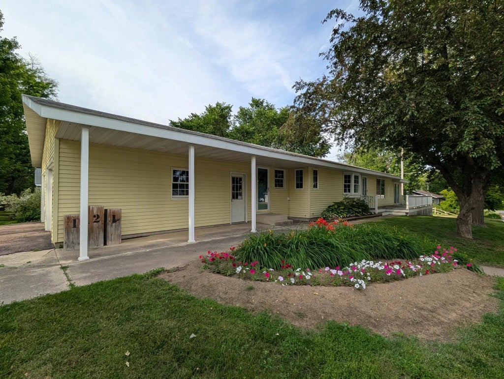 121 W Rowena Street, Ivanhoe