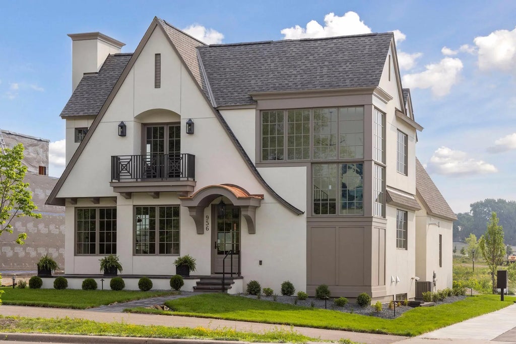 956 Mississippi River Boulevard S, Saint Paul