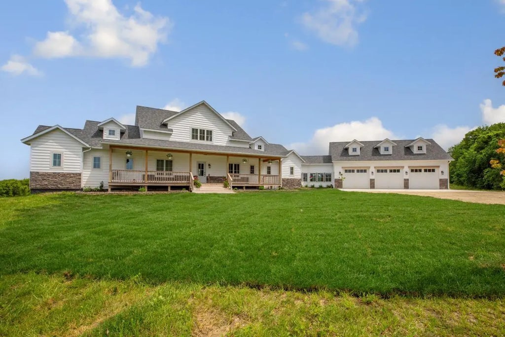 13827 Halstad Avenue, Lonsdale