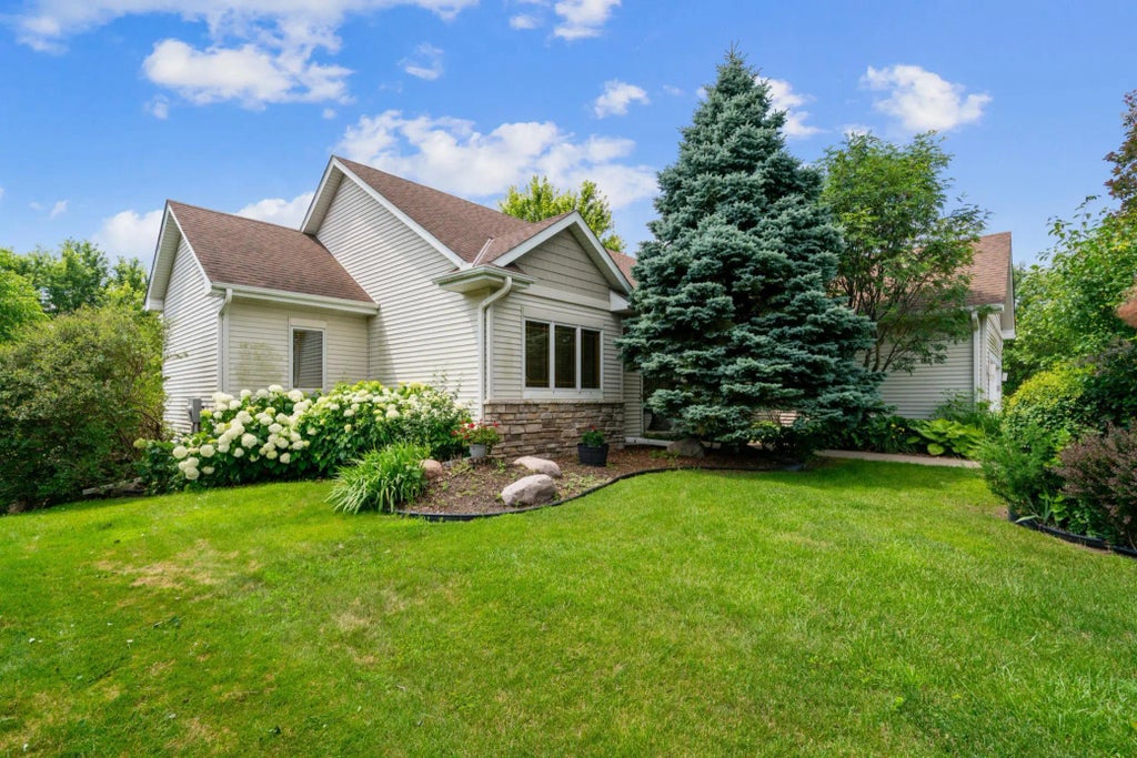 977 Bavaria Hills Terrace, Chaska