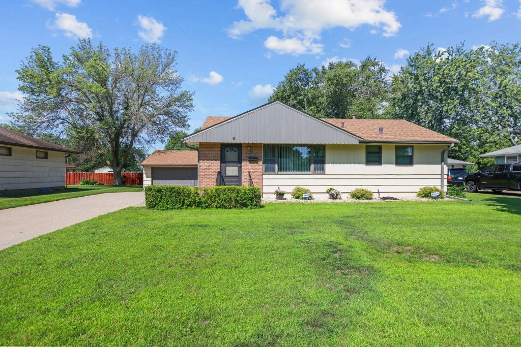 5913 Zenith Avenue N, Brooklyn Center