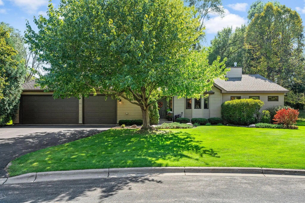 912 Crown Court, Mendota Heights