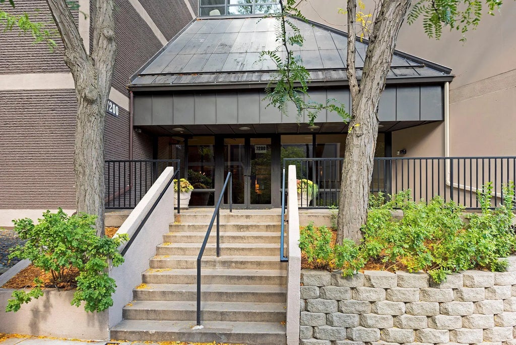 7200 York Avenue S 220, Edina