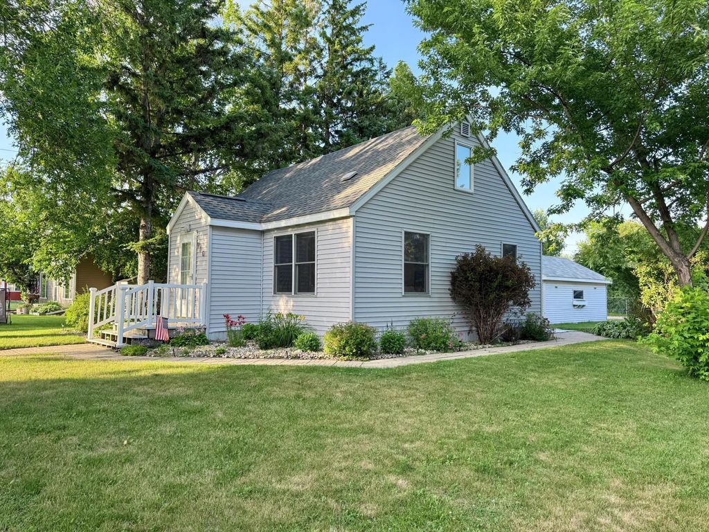 910 Tindolph Avenue S, Thief River Falls