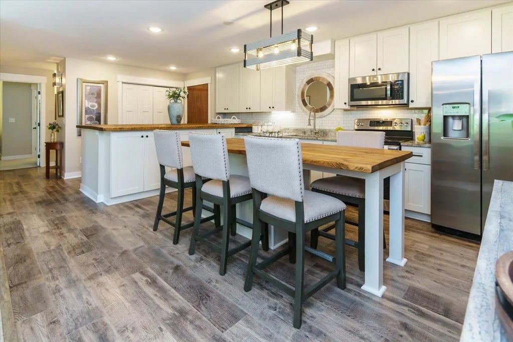 10501 Cedar Lake Road 404, Minnetonka