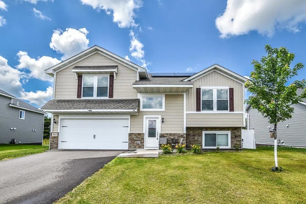 39604 Fallbrook Avenue, North Branch