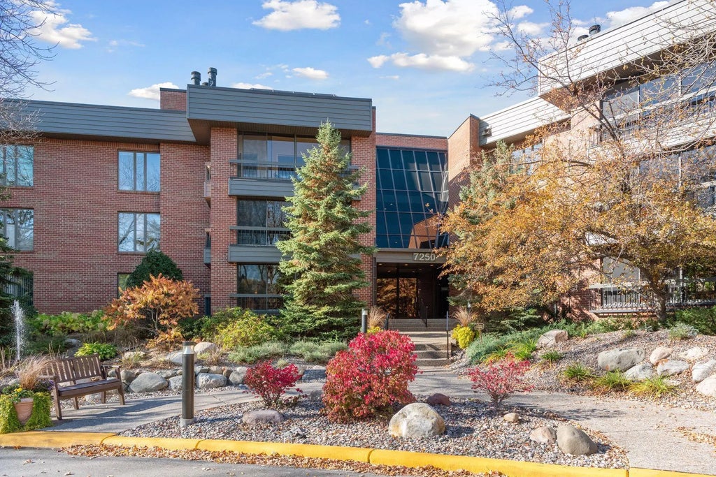 7250 Lewis Ridge Parkway 102, Edina