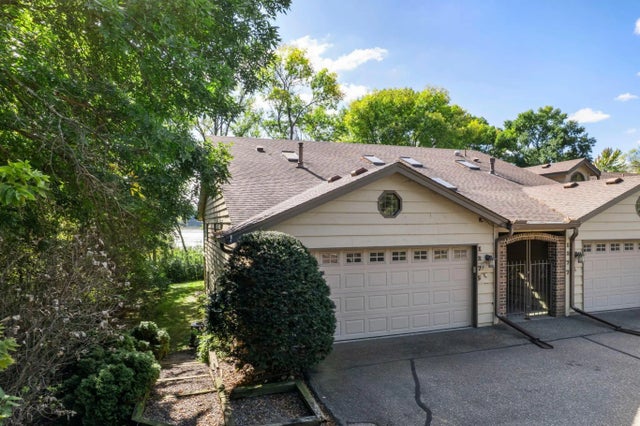 1275 Black Oaks Court N, Plymouth