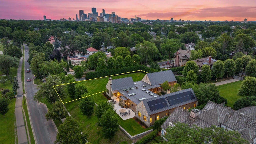 2501 E Lake Of The Isles Parkway, Minneapolis