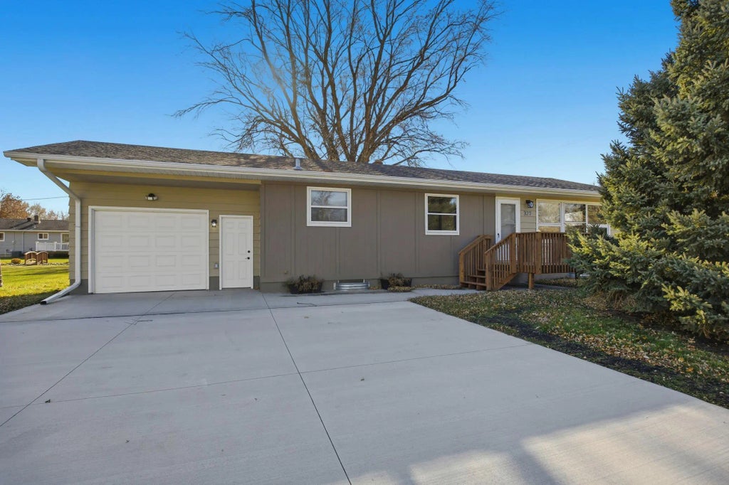 327 Mickey Mouse Avenue, Horace