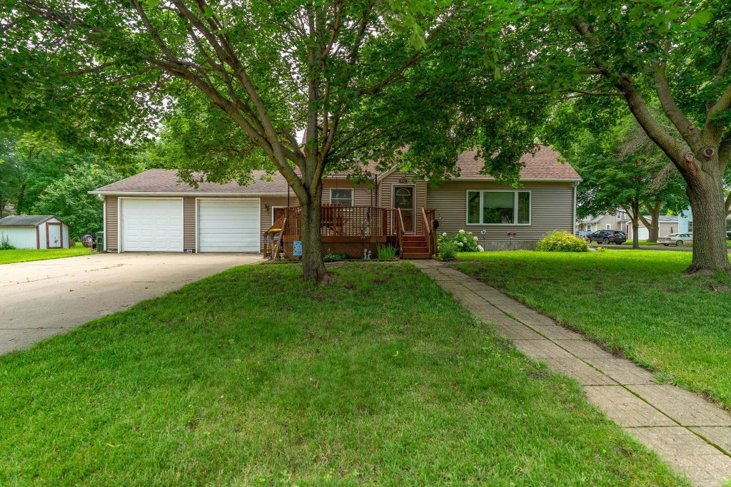 702 9th Avenue S, Saint James