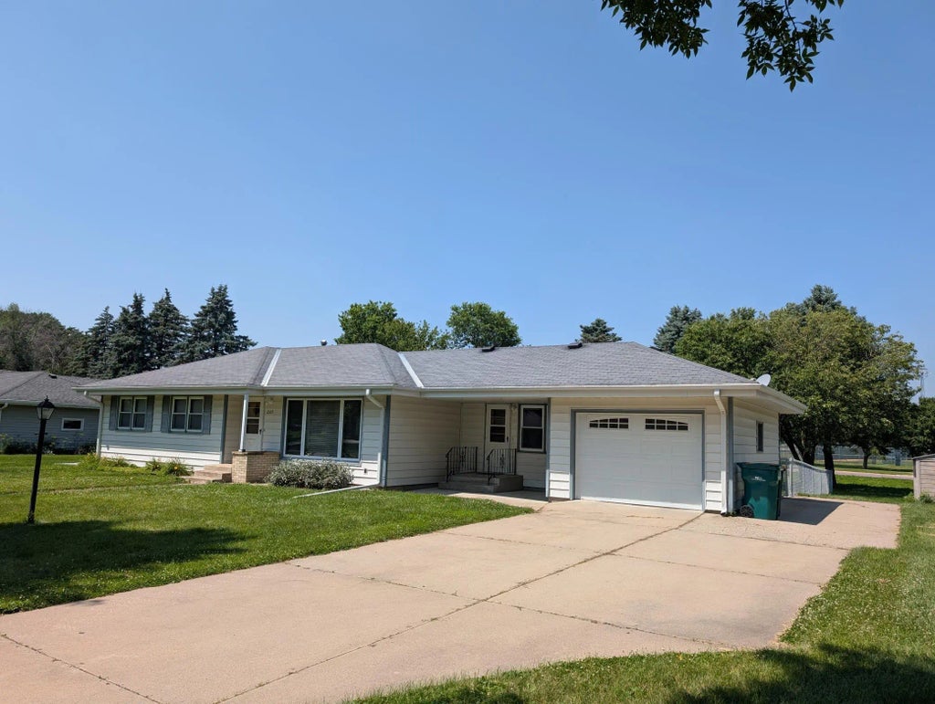209 Hillcrest Way, Le Sueur