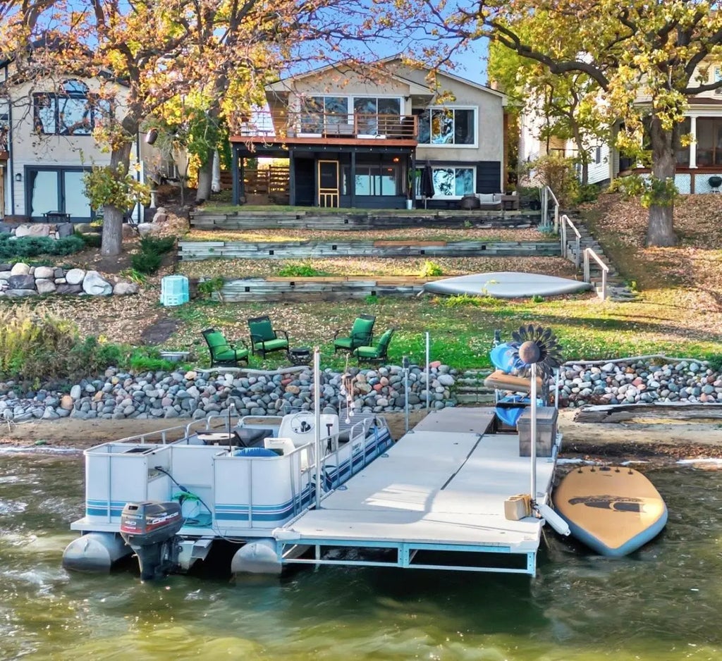 3988 Lake Curve Avenue N, Robbinsdale