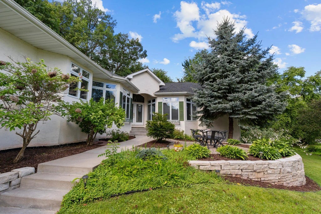 2888 Forest Ridge, Chaska