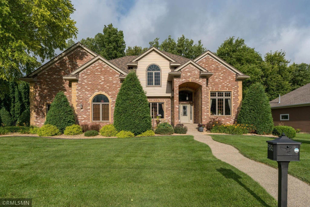 204 Woodhill Court, Mankato