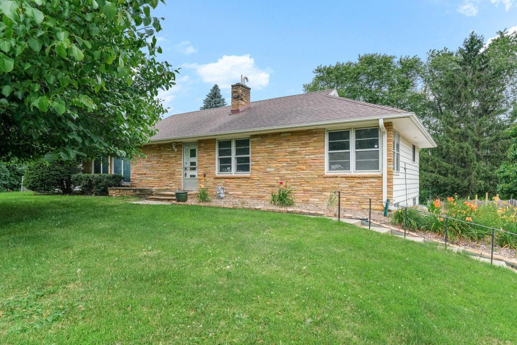1941 Dodd Road, Mendota Heights