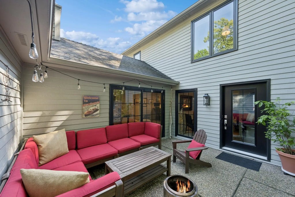 4667 Bayswater Road, Shorewood