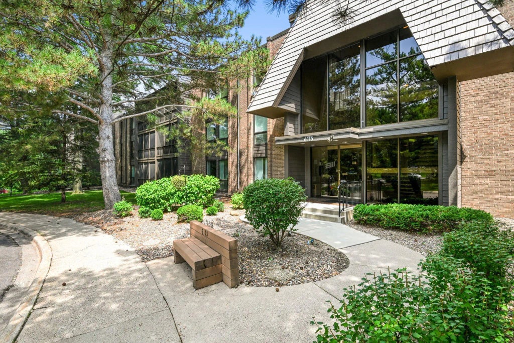6115 Lincoln Drive 149, Edina