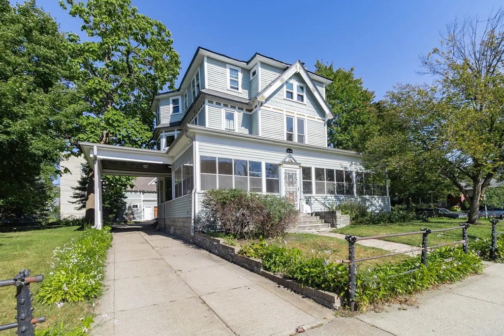 565 Holly Avenue, Saint Paul