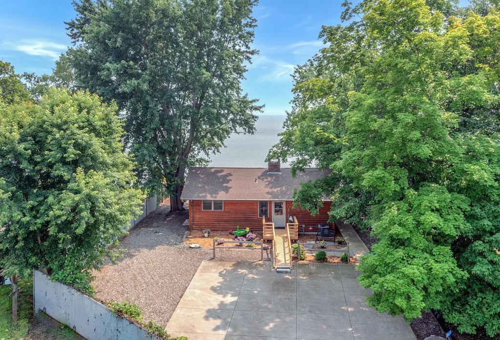 46474 Bay Avenue, Isle