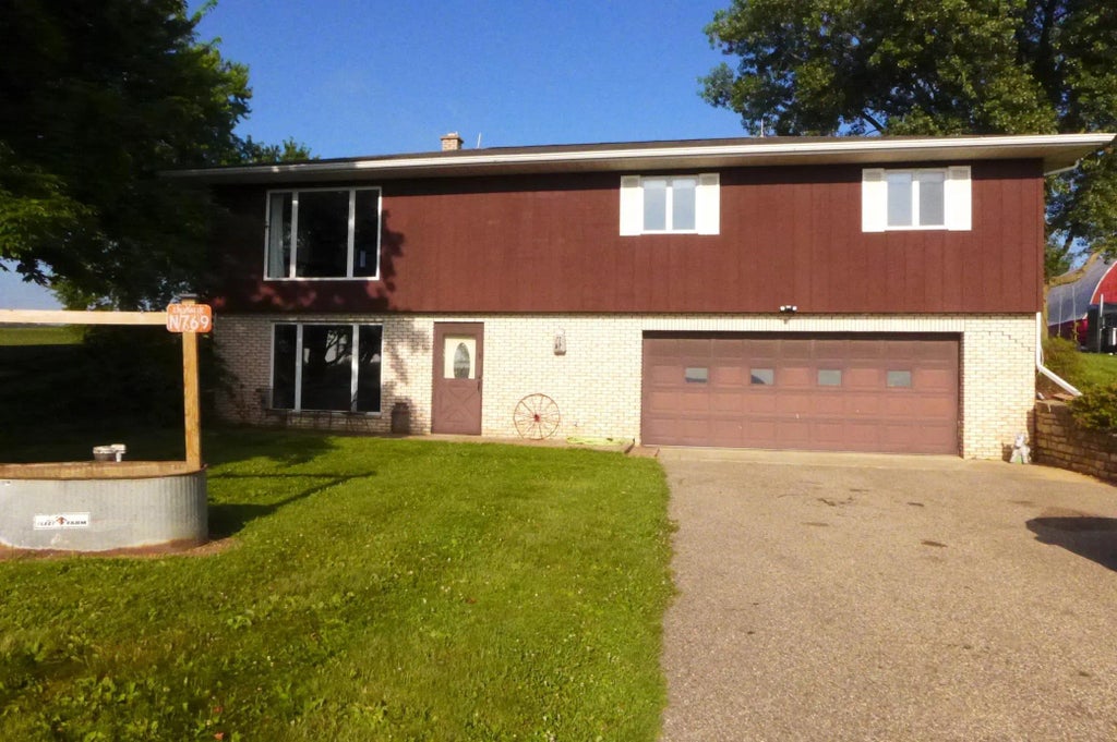 N769 230th Street, Elmwood