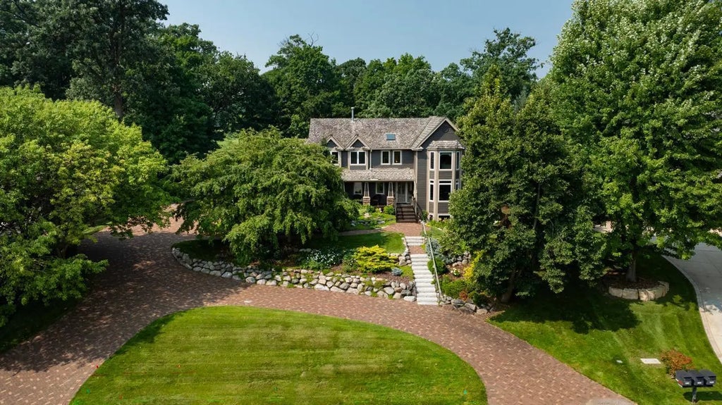 2890 Autumn Woods Drive, Chaska