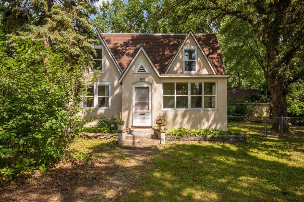 5826 W Broadway Avenue, Crystal