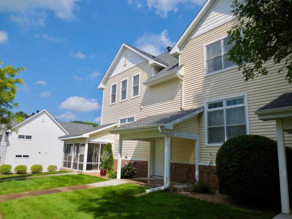 5735 Village Trail, Mound