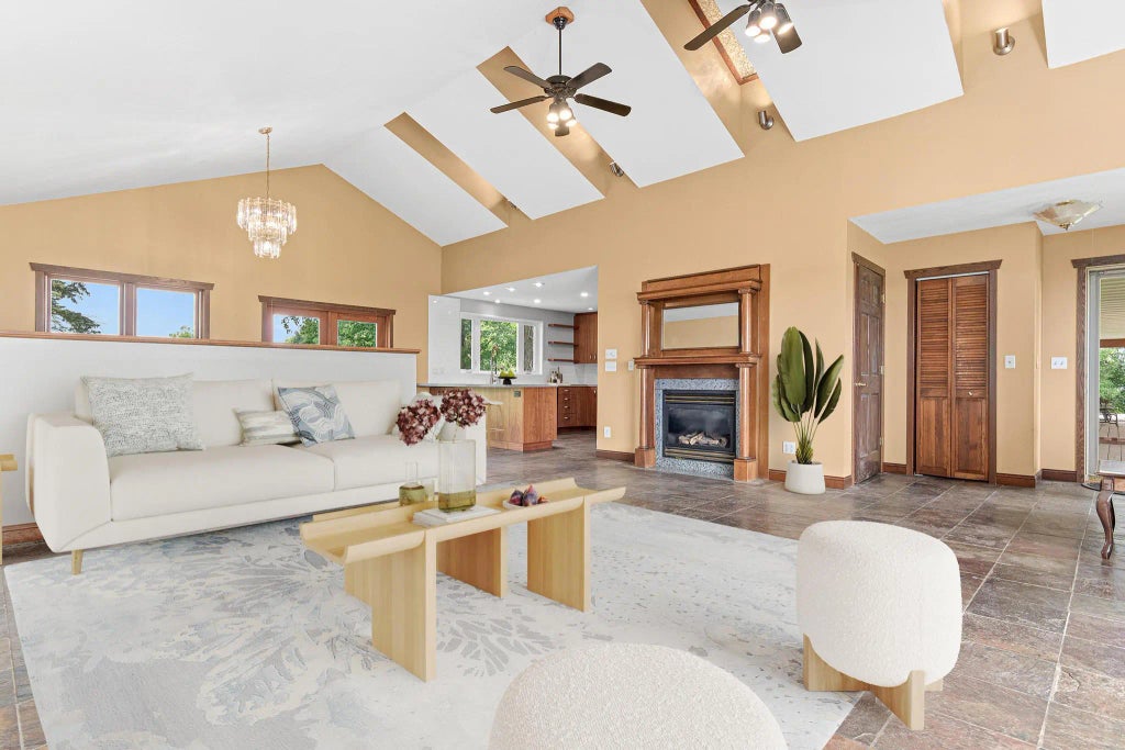 628 258th Street, Farmington Twp