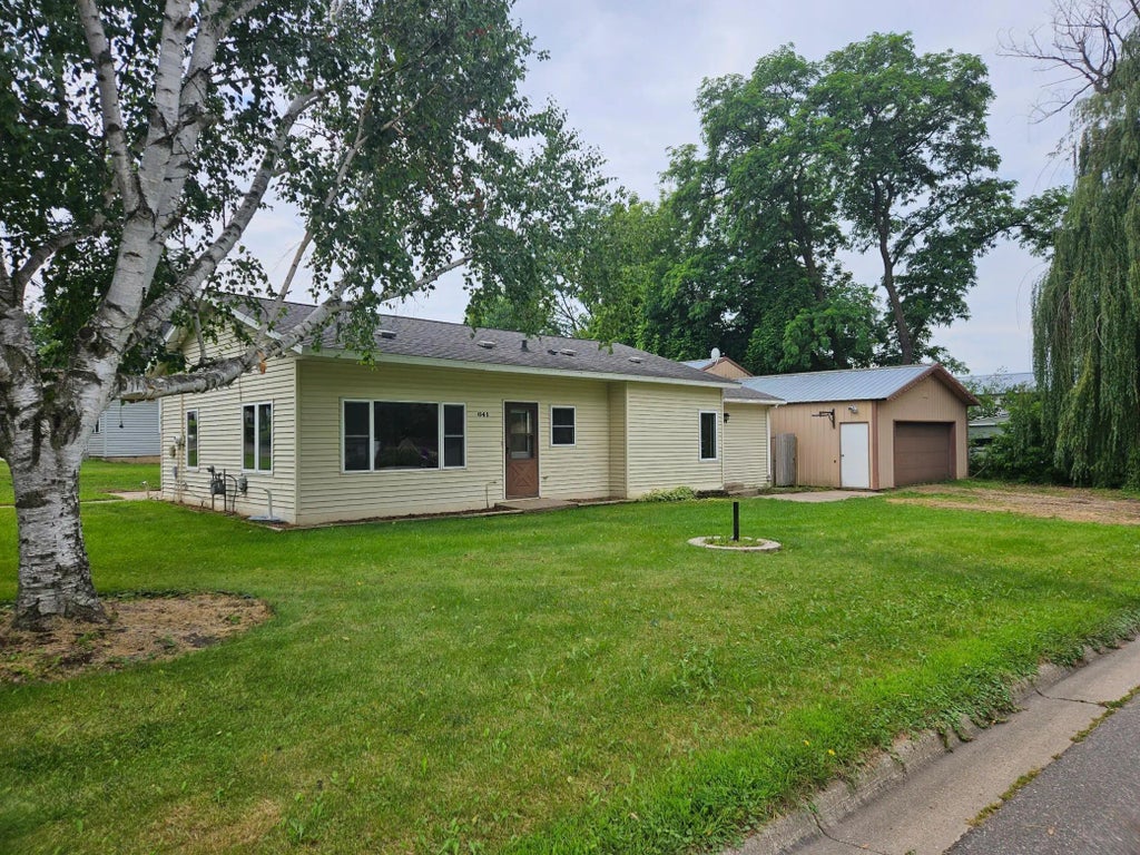 641 2nd St, Holdingford