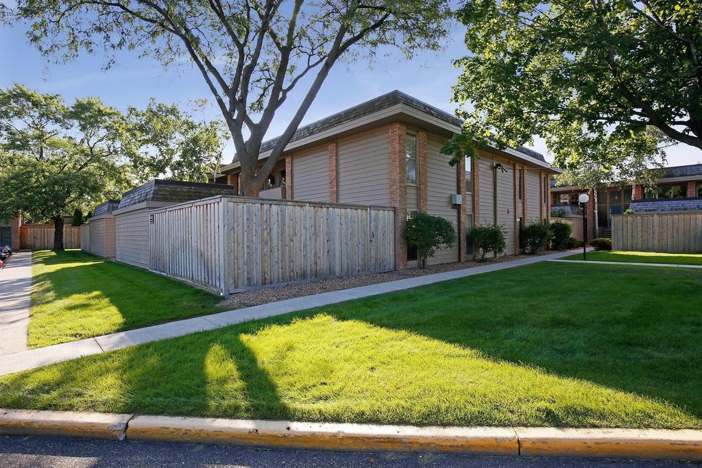 6305 Colony Way 1a, Edina