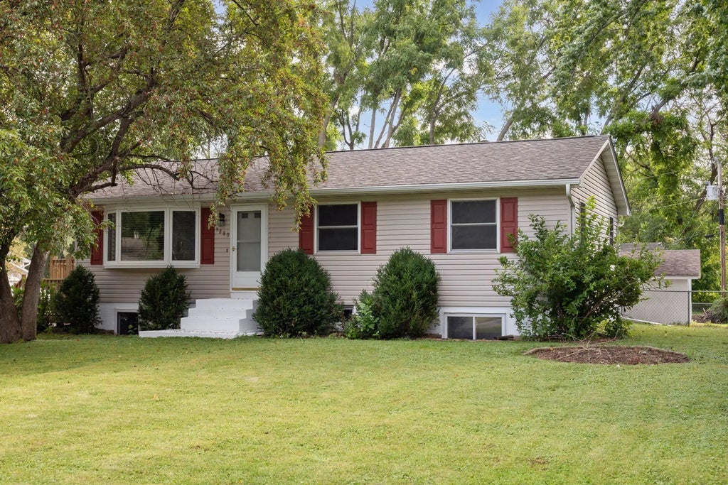 9880 Cottonwood Lane N, Maple Grove