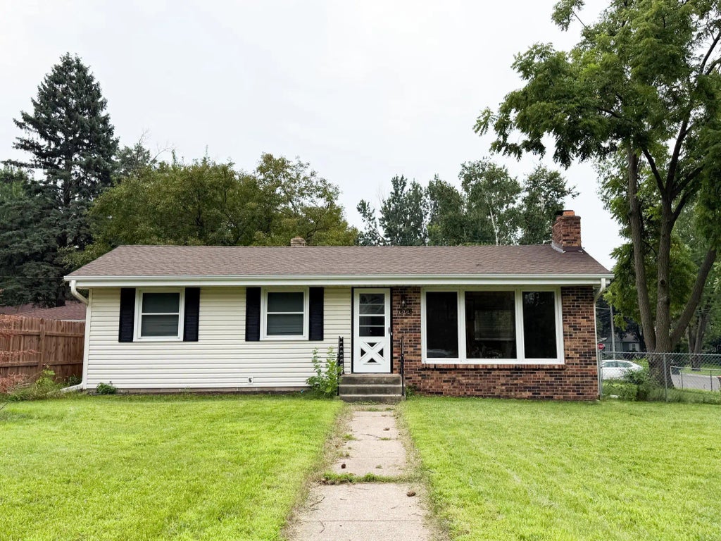 1666 Laurie Road E, Maplewood
