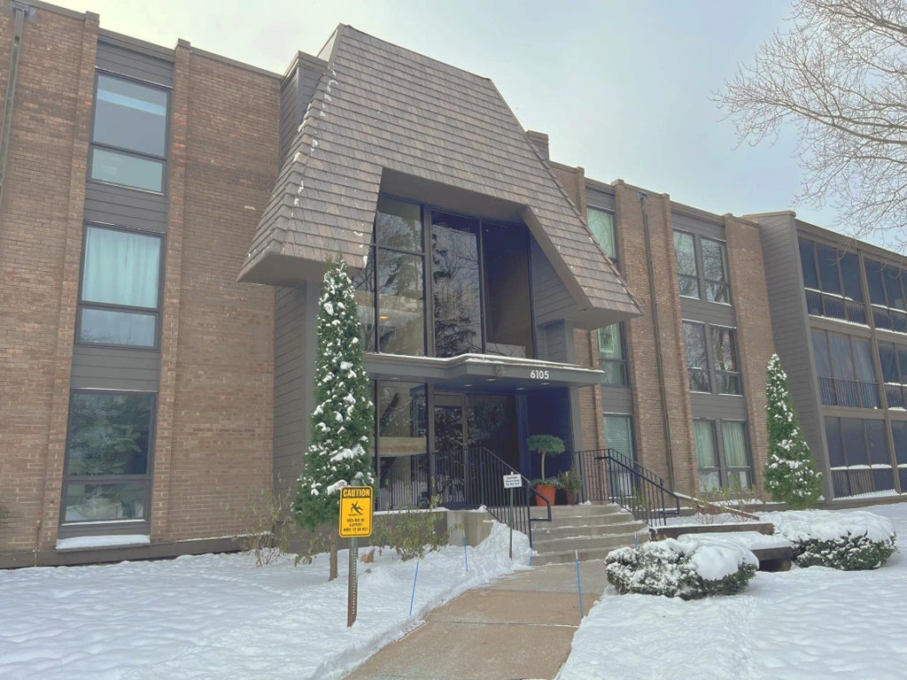 6105 Lincoln Drive 231, Edina