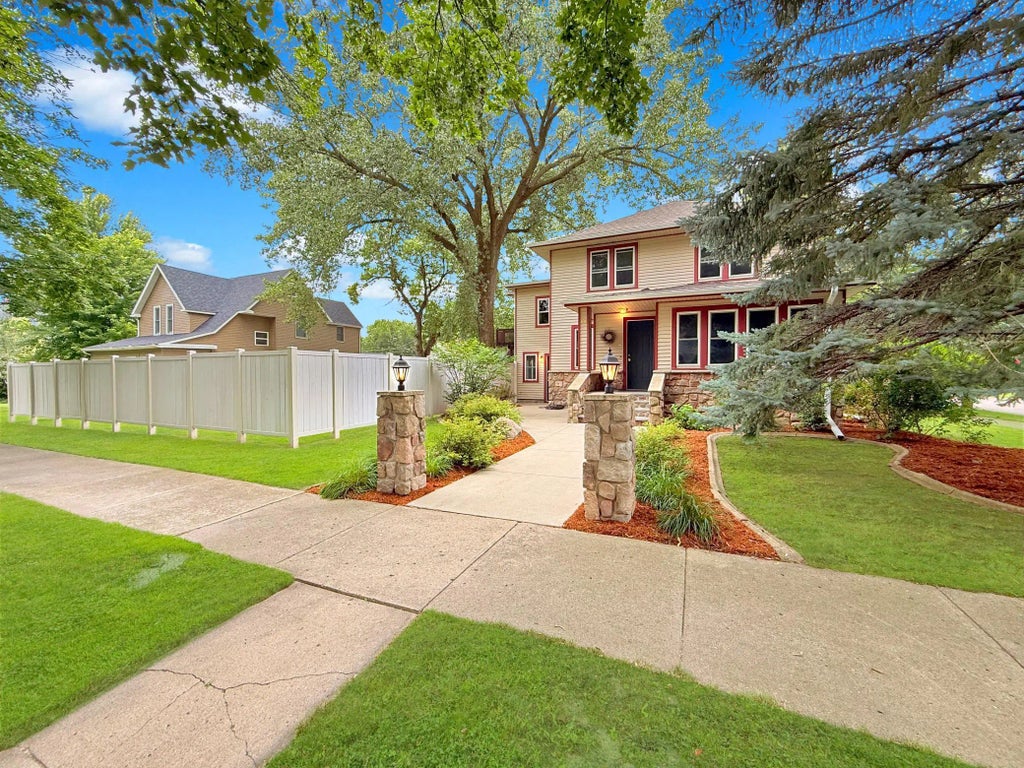 101 S 5th Street, Montevideo