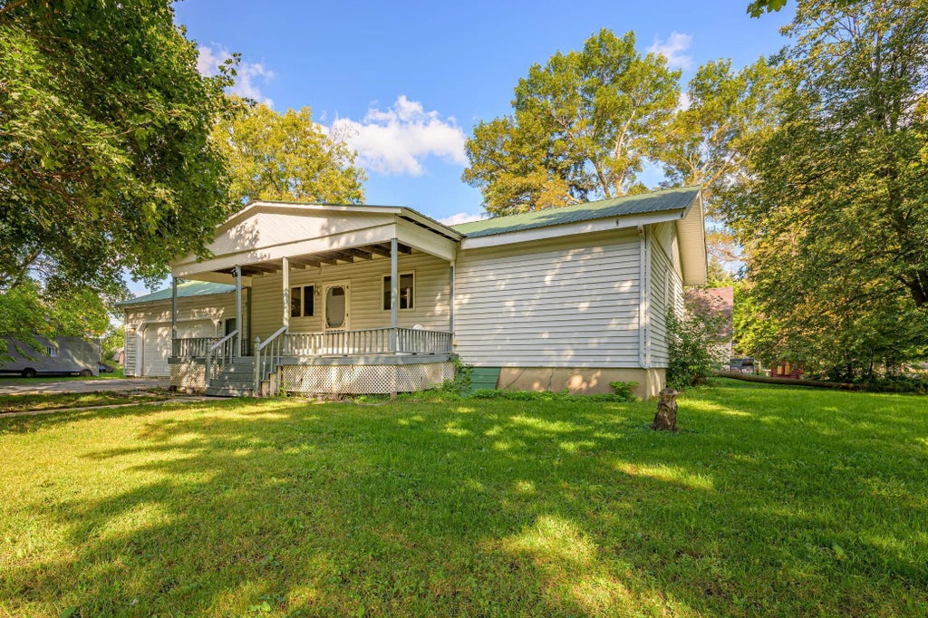 141 3rd Street E, Hector