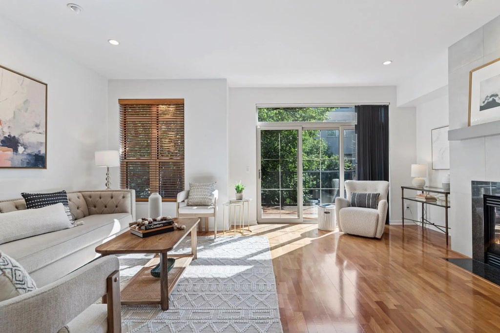 221 1st Avenue Ne 27, Minneapolis