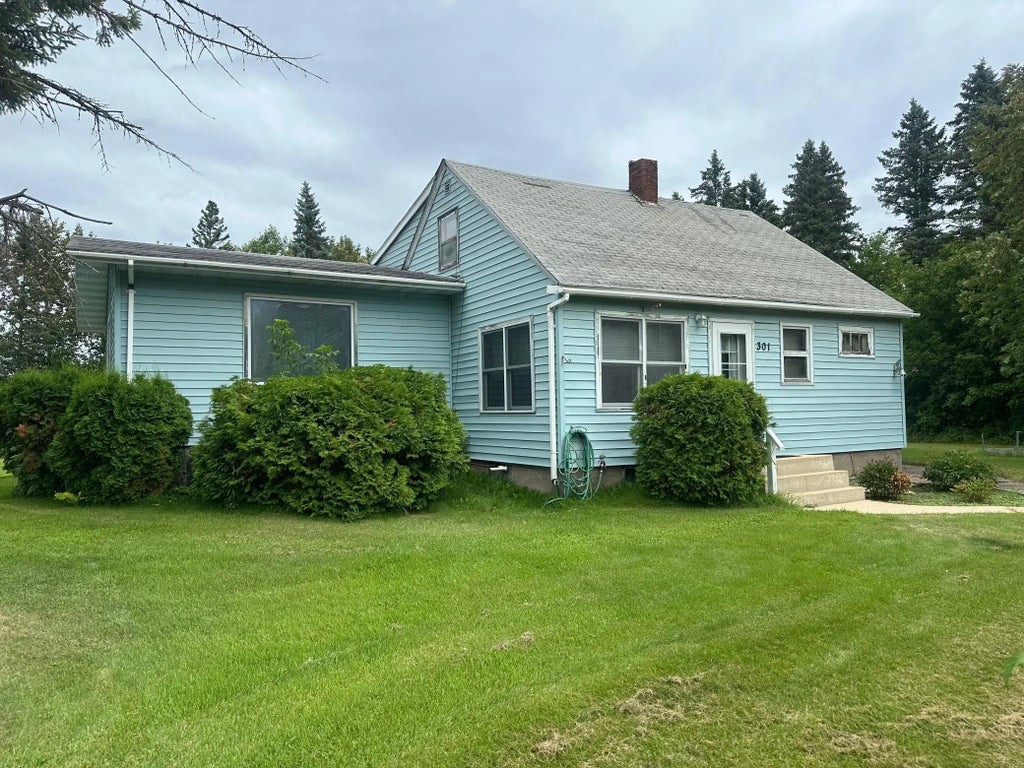 301 Pleasant Avenue Nw, Warroad