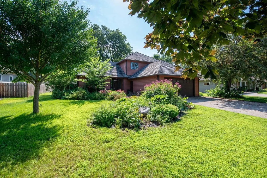 1002 Oak Terrace Drive, North Mankato