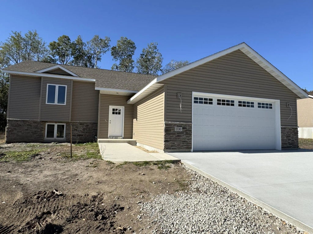 1330 Greenleaf Road, Owatonna